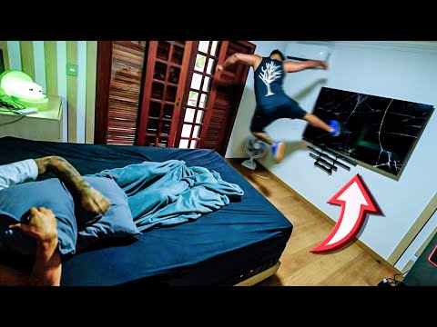 ACORDEI MEU IRMÃO QUEBRANDO A TELEVISÃO DELE 😮