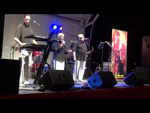 Mazzenga Band Live (2015) performing Tu Si Na Cosa Grande