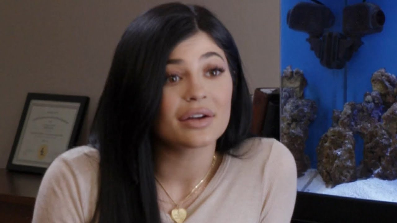 'Life of Kylie' Episode 1: Kylie Jenner Starts Therapy to Deal With Fame thumnail
