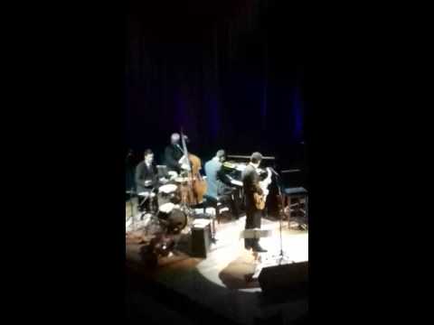 John Pizzarelli tells the story of the Midnight McCArtney album and sings 'My Love ' in Porto Alegre