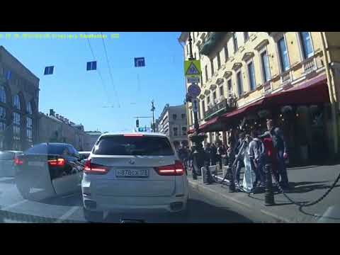 Упавший знак сбил девушку с ног на Невском в Санкт-Петербурге