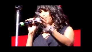 Michel'le live cantando "Close to me"