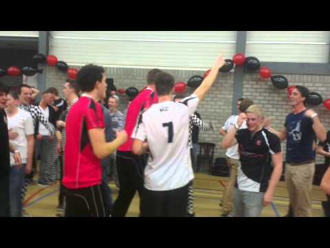 Supporters en spelers na de gewonnen wedstrijd tegen AW.DTV/e-senzaz.com (28-29)