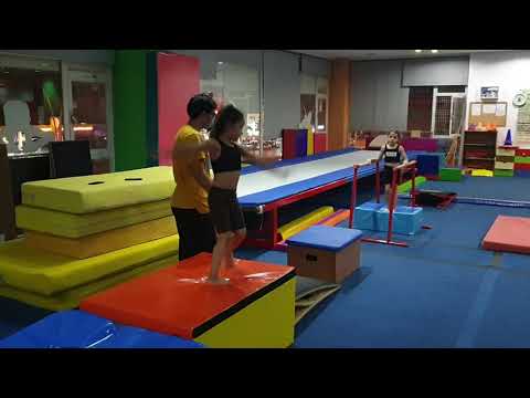 TRAMBLENDE KOL ÇEKİP SIÇRAMA