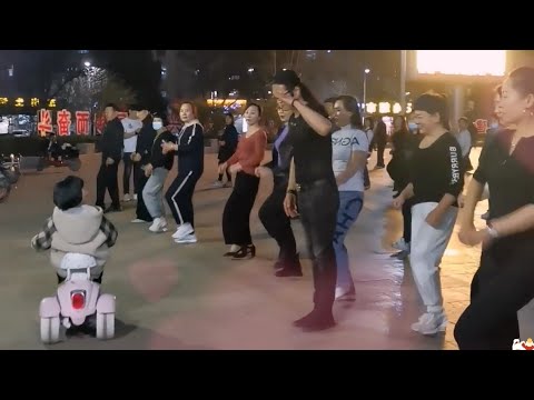JIAN GE AND HIS FAMILY DANCING IN PARK 2023