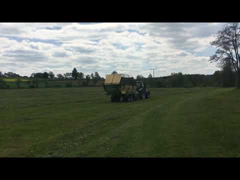 Deutz Fahr Agrotron 90 MK3 mit Krone Titan6/40 beim Silo fahren