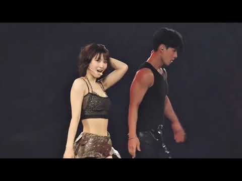 Momo \move like that\ sólo performance