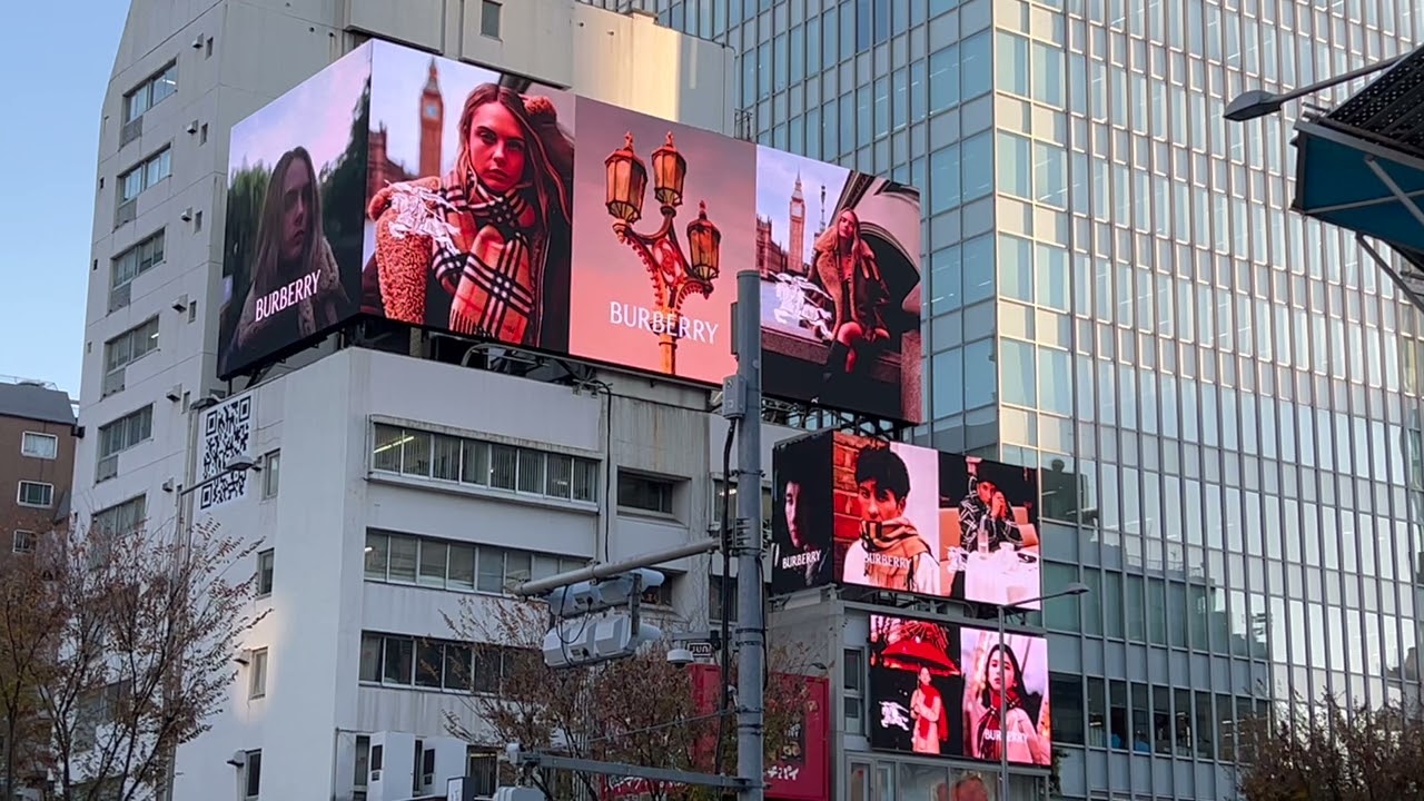 BURBERRYの映像 in 表参道