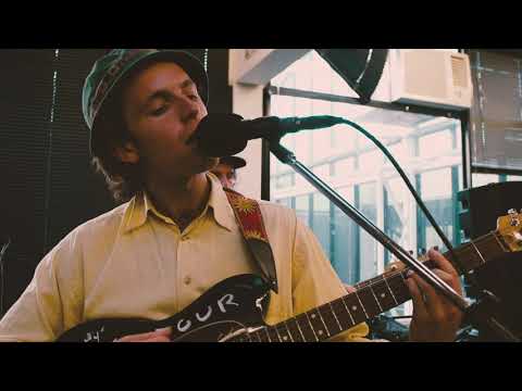 95bFM Friday Live: Soaked Oats - 'My Mud Your Shoes'