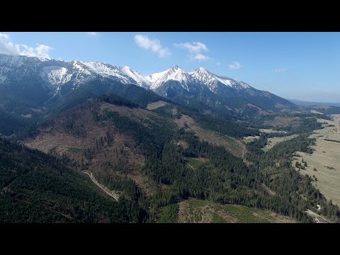 Let dronom cez aprílový Ždiar a zasnežené vrcholky Belianskych Tatier