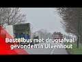 In de bestelbus vond de politie meerdere vaten en jerrycans.