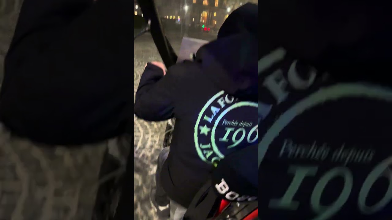 נוסעים בטוק טוק ממגדל אייפל עד מוזיאון הלובר