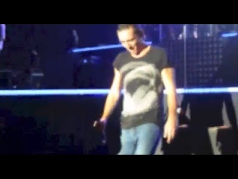 Modà Gioia Tour - Kekko canta "Salvami" poi scende dalle scale e sceglie una ragazza