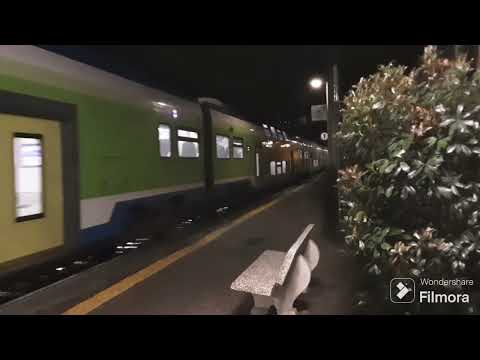 Bahnhof Stresa Hbf (T.70-72)-m. Güterzug, RE4 n. Milano Centrale über Arona in Italien am 21.10.23.