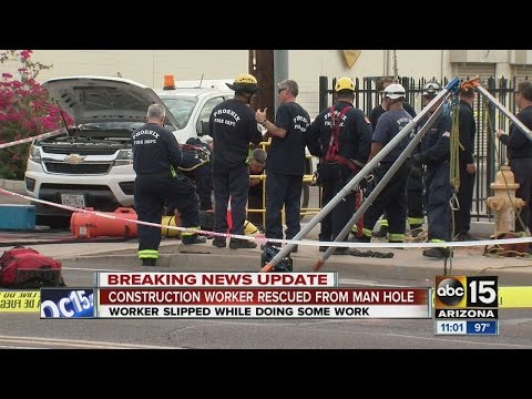 建設作業員がマンホールから救出