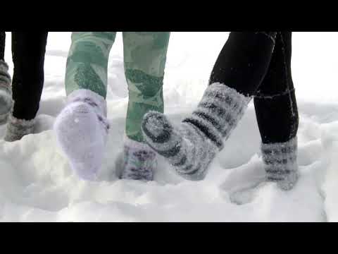 フィンランド人は靴下を履いて雪深いところを走る (Finns take up running in deep snow in socks)