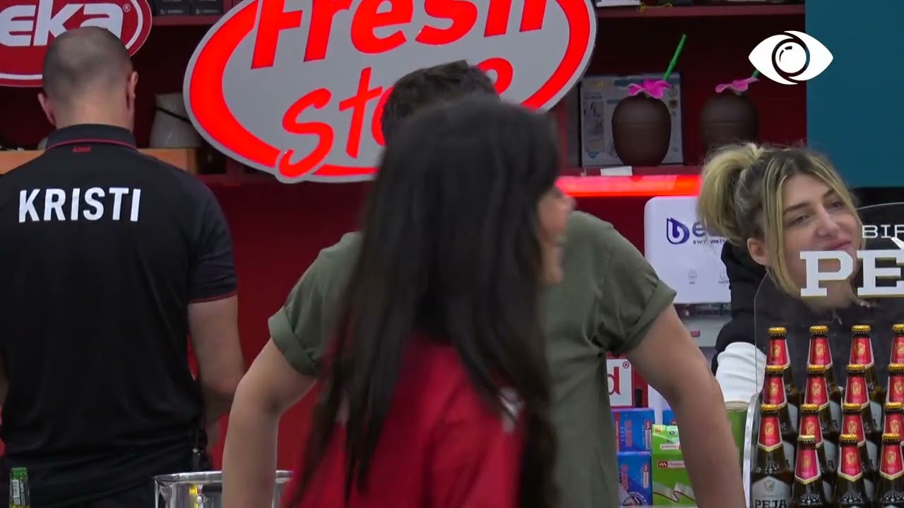 Banorët organizojnë lojëra në 'living room'