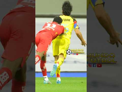 Empujón por la espalda a Zendejas #América