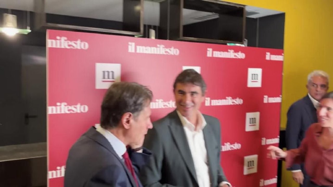 Conte scherza durante foto del campo largo: Mi buttano fuori. Fratoianni: Vieni, però non davanti