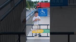测试一下儿子的反应能力，没想到小家伙还挺聪明#爸爸带娃#家有萌宝