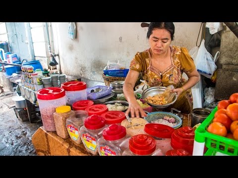 Lahpet Thoke - Comendo salada de folhas de chá birmanesa nas ruas de Yangon, Mianmar!