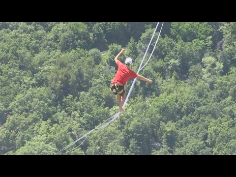 Niet kijken als je hoogtevrees hebt!
