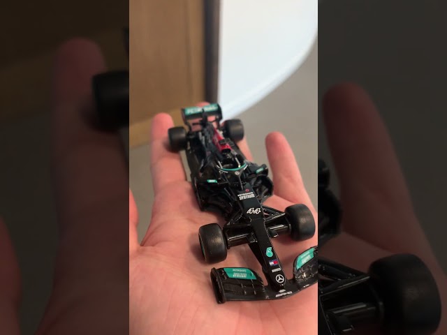 Vídeo relacionado con Character World Mercedes AMG Petronas - Juego de Funda de edredón Oficial para Cama Individual, diseño de Horizonte | Funda de Cama Reversible Gris de Fórmula 1 de 2 Caras, Producto Oficial Incluye
