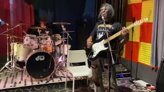 Download lagu Empat Sudut Berdiri - Ary Fahrenheit & The Black Plastic mp3