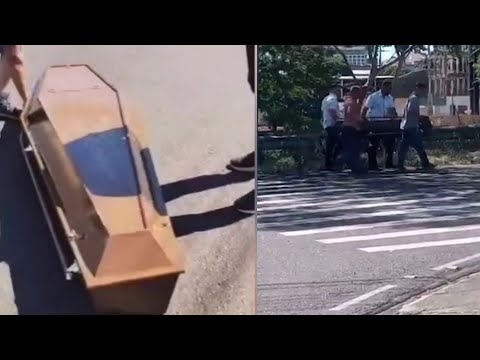 Caixão cai de carro funerário em cruzamento de avenidas em Presidente Prudente