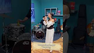 Ի՞նչ եք կարծում, ու՞մ հետ է երգելու Անի Խառատյանը 9-րդ գալա համերգին…🕊️🤍✨