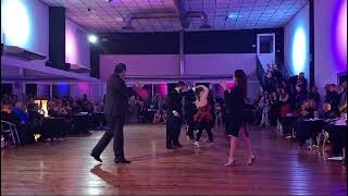 Laura Grandi e Omar Quiroga ballano una chacarera con i ballerini dell’Oltre tango