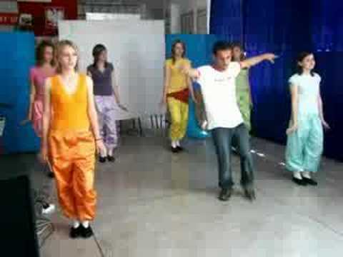 POLONYALI OGRENCİLERDEN TURK HALK DANSLARI  (DNCCLBYDNMRK)