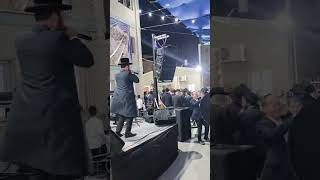 ההדלקה המרכזית לילדי החיידרים ברחובות עם הקלידן פסח איידנסון והזמר מוטי איידנסון