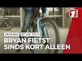 Op die fiets: Bryan steekt sinds kort alleen over