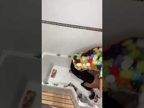 Neo The One fait caca dans le bain