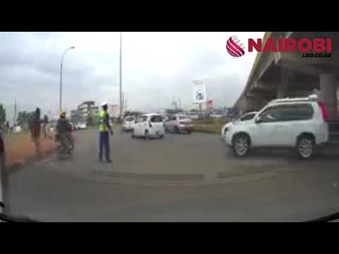 'Nairobbery': Thieves on motorcycle snatch phone from traffic police officer.