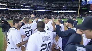 Miggy ropes walk-off single to left field