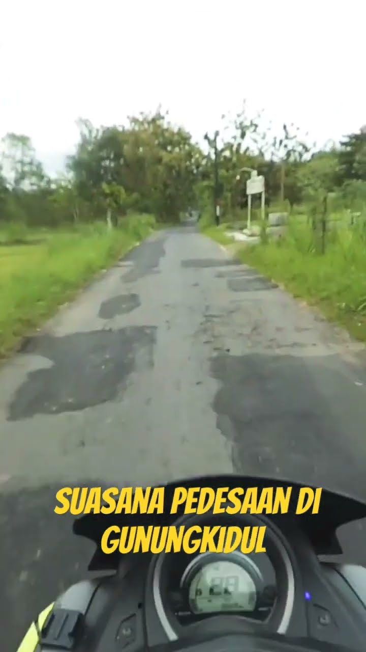 Nikmati suasana pedesaan yang menenangkan di Wonosari, Gunungkidul, Jogjakarta. Siap untuk liburan yang berbeda? 🌾🌅