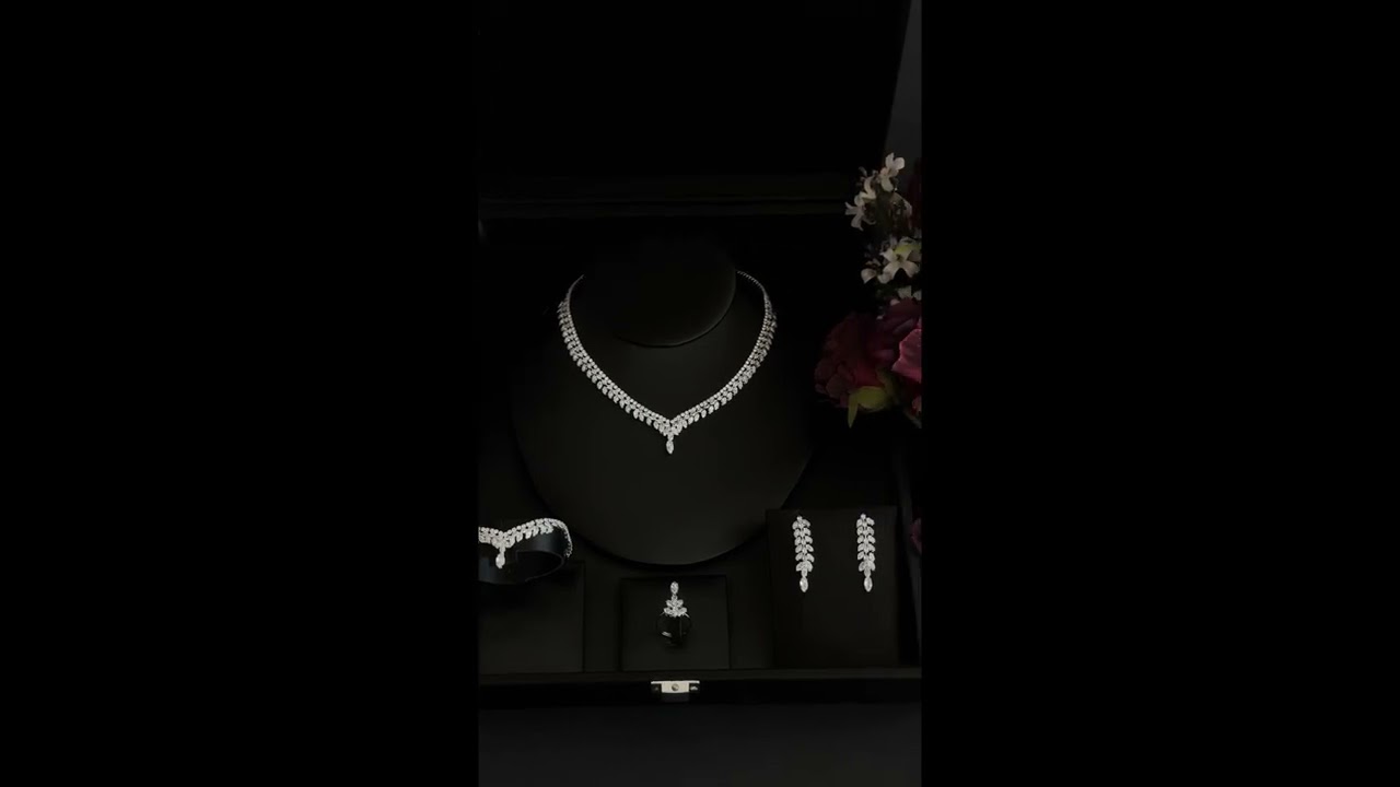Accessory set with gradient details and a dangling touch