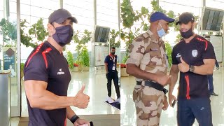 Download lagu John Abraham SHOWING Biceps At Mumbai Airport mp3 Download lagu John Abraham SHOWING Biceps At Mumbai Airport mp3
