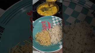 Sexta-feira pede comida que abraça.Purê de cabotiá cremoso, frango e queijo derretendo 🧡🍲