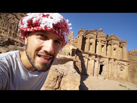 Exploration de la cité oubliée de Pétra dans le désert