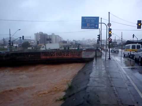 CHUVA DEVASTA BAIRRO SANTA TEREZINHA BH 15/12/11