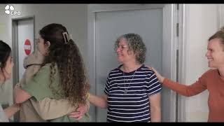 קית' סיגל במפגש ראשון ומרגש עם בנותיו (עדכוני משרד ראש הממשלה) - התמונה מוצגת ישירות מתוך אתר האינטרנט יוטיוב. זכויות היוצרים בתמונה שייכות ליוצרה. קישור קרדיט למקור התוכן נמצא בתוך דף הסרטון