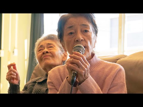 、カラオケで美しい歌声／映画『PLAN 75』本編映像 のサムネイル