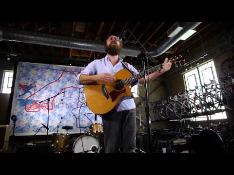 Videoclip de Glad Man Singing (Live) — Iron & Wine