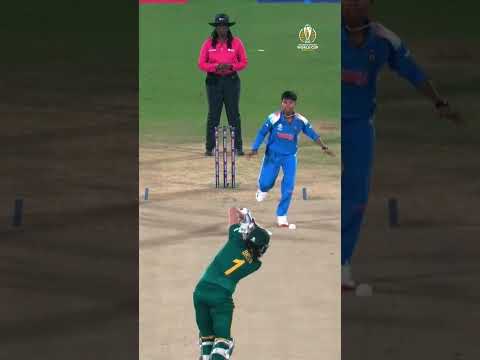 𝐎𝐇 𝐌𝐘 𝐆𝐀𝐔𝐃! 🤯 Kranti Gaud plucks a stunner to get rid of Tazmin Brits 🔥 #CWC25