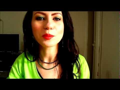 Decolorazione di lentiggini in cosmetology Il pigmentary nota su una faccia di risposte di trattamento e la ragione