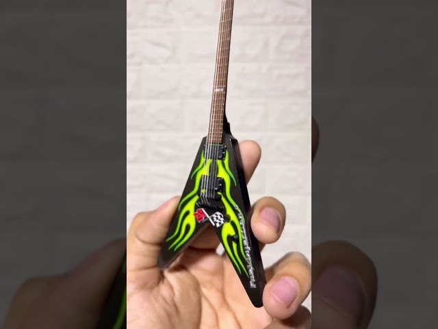 Vídeo relacionado con James Hetfield (Metallica) - Guitarra en miniatura - Regalos musicales - Adorno hecho a mano
