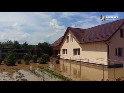 Peste 250 de oameni din Peștișu Mare, evacuați de pompieri din calea apelor